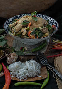 大米面碗中的青咖喱鸡和泰国茄子饮食菜单辣椒美味陶瓷美食煮沸食物营养品香料图片