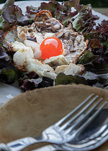炸鸡蛋上的炸鱿鱼蛋 放在白陶瓷板上新鲜蔬菜的顶端摄影木头食谱食物午餐营养品美味鱿鱼套装烹饪图片