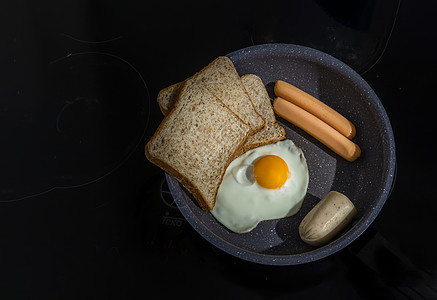 在烹饪锅准备早餐 炸鸡蛋 炒香肠 面包和越南猪肉厨具美味小吃厨房美食饮食橙色金属午餐背景图片