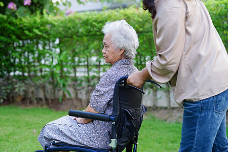 护理员帮助亚洲老年残疾妇女病人坐在公园轮椅上 医疗概念 a 照顾者女士椅子护理护士母亲服务退休疾病治疗女性图片