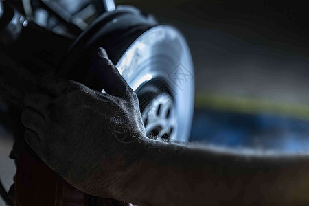 机械手动维护刹车作坊安装扳手紧缩修理车轮工作工具运输服务图片
