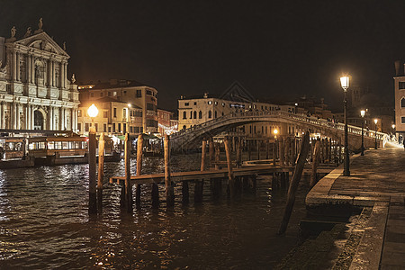 黄昏和黑夜的威尼斯风景建筑缆车天空场景地标运河旅行街道假期蓝色图片