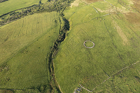 在北爱尔兰戈尔特莫尔对废墟和圆羊圈的空中观察草原悬崖魔术师环境岩石山顶库存天线旅游农业图片