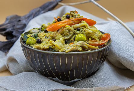 绿色咖喱和鸡肉与鸡在黑碗中饮食蔬菜胡椒美食香料织物胡椒子辣椒午餐早餐图片