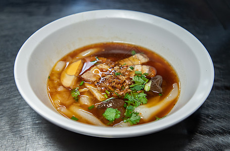 中国面条汤 包括香肠猪肉 煮鸡蛋 猪血 白碗上塞满的鲜血 泰语称为Kuay Jab菜单调味品早餐午餐食物饮食面粉脆皮肉汤营养品图片