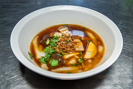 中国面条汤 包括香肠猪肉 煮鸡蛋 猪血 白碗上塞满的鲜血 泰语称为Kuay Jab营养品午餐面条饮食调味品早餐菜单肉汤美味猪肉图片