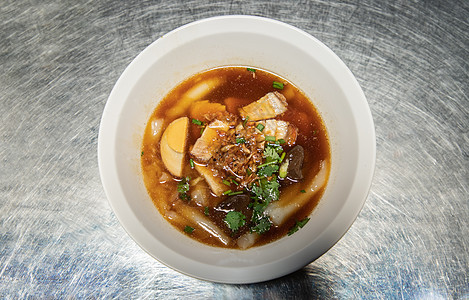 中国面条汤 包括香肠猪肉 煮鸡蛋 猪血 白碗上塞满的鲜血 泰语称为Kuay Jab脆皮美味营养品蔬菜面粉饮食美食食物调味品猪肉背景图片
