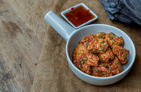 炸鱼肉饼或深炸鱼蛋糕Tod mun pla 配有甜味酱美食草本植物木头食物油炸烹饪面粉午餐麻布乡村图片