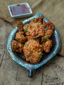 炸鱼肉饼或深炸鱼蛋糕(Tod mun Pla)贴上甜酱 泰国食品 在白菜中 亚洲食品风格图片