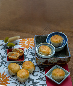传统的亚洲糕点或送礼箱上的陶索Tao Sor 中国甜美的糕点装满了豆糊 塔罗和咸蛋蛋糕甜点饮食美食盐渍小吃面粉蛋黄圆圈营养图片