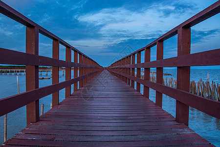 在曼谷海景的夜晚走道红木桥很美海滩码头日落走廊地平线木头河口墙纸旅行海岸图片