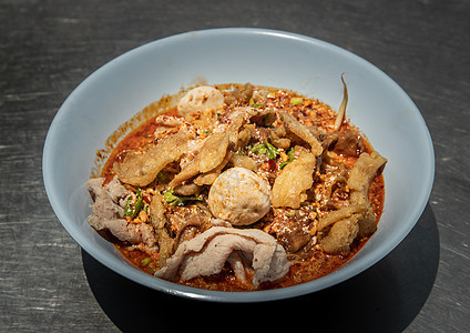 泰国辣汤中的鸡蛋面 加上白碗里的红猪肉 猪肉球和肥猪皮脆皮调味品菜单蔬菜煮沸早餐八面肉汤饮食美食图片