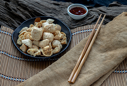 烤豆腐或炸豆腐 配有甜味和酸辣椒酱豆腐筷子肉汤营养小吃木头蔬菜美食食物菜单图片