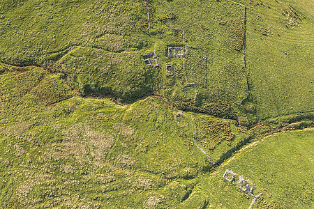 在北爱尔兰戈尔特莫尔对废墟和圆羊圈的空中观察王国风景农场天线岩石爬坡场景农业旅游魔术师图片