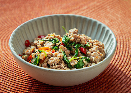 以白碗为食肉猪肉早餐烹饪午餐橙色消化叶子蔬菜盘子背景胡椒图片