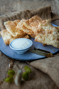 自制的甜脆泰式煎饼在陶瓷板上配有甜奶粉午餐小吃盘子面包糕点面团美食黄油营养油炸图片
