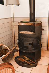 一家法国房子里的旧锅炉炉图片