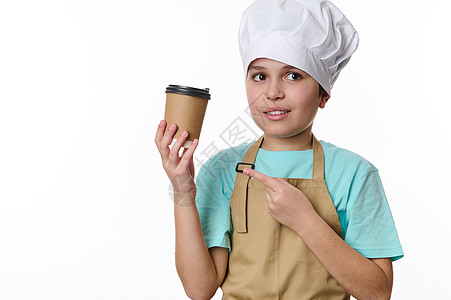 小可爱男孩 打扮成美食厨师围裙的酒保 和在绿色纸杯外送饮料的帽子点图片