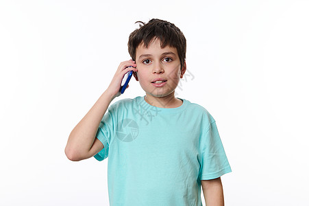 快乐的多民族少年男孩在移动电话上交谈 因白色背景与复制广告空间隔绝而孤立无援图片
