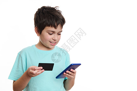 聪明的少年男孩将数据从信用卡转到智能手机移动应用程序 在线支付 在白色上孤立无援图片