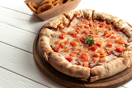 白色的玛格丽塔披萨 顶端风景 马格丽塔披萨配西红柿 巴西尔和莫扎雷拉奶酪图片