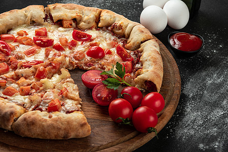 煮熟的比萨 配料旁边是番茄酱 马苏里拉奶酪 西红柿 橄榄油 奶酪 香料 放在质朴的木桌上 平面形式 意大利玛格丽塔披萨面团乡村食图片