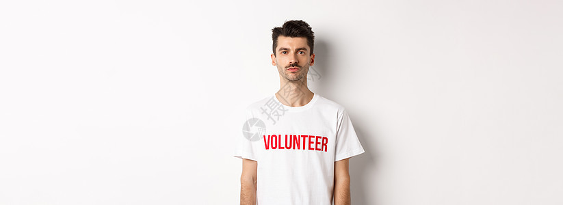 身穿白色T恤衫的成年男性志愿者在看摄影机 准备提供帮助胡须机构促销社区快乐道德服务志愿捐款情感图片