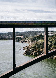 在西班牙萨莫拉的里科巴约水库桥附近图片