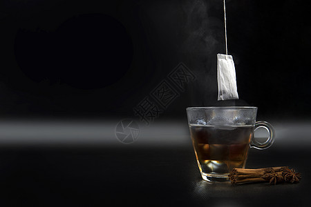 一杯热茶 茶袋挂着黑色背景复制空间食物标签玻璃桌子茶包时间液体酿造芳香香气图片