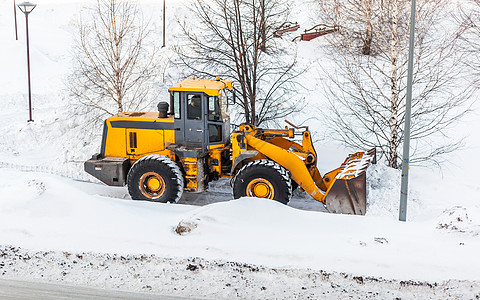 雪后初霁清理雪地 拖拉机在大雪降雪后扫清了道路司机工作橙子街道雪堆装载机城市服务打扫机器背景