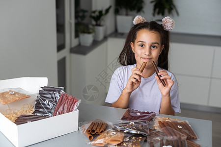 带着一盒糊糊的小女孩水果糖小吃食物甜点维生素李子儿童水果营养女孩图片