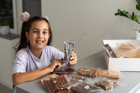 带着一盒糊糊的小女孩甜点水果卷儿童李子糖果水果糖食物软糖糕点营养图片