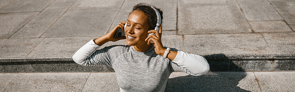 锻炼后在户外放松运动服上积极活跃的女性损失手表智能横幅训练耳机工具进步网站运动图片