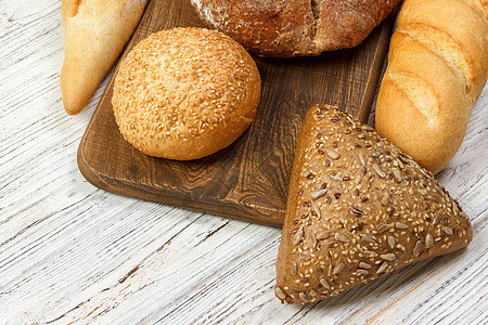 木制桌上面包面包的种类 带有复制空间的最高视图包子谷物糕点粮食美食面包师工作室脆皮桌子饮食图片