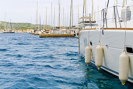 优雅的帆船在码头 游艇和小船停靠在码头的游艇码头上 克罗地亚图片