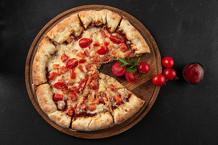 煮熟的比萨 配料旁边是番茄酱 马苏里拉奶酪 西红柿 橄榄油 奶酪 香料 放在质朴的木桌上 平面形式 意大利玛格丽塔披萨桌子厨房食图片