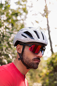 男人在他的面包车旁边穿衣服去骑自行车运动装森林太阳镜冒险闲暇自由头盔爱好运动员运动图片