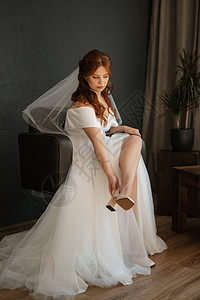 穿着白色婚纱的红发新娘女孩肖像画礼服红色工作室裙子姿势婚礼新婚夫妇化妆品结婚图片