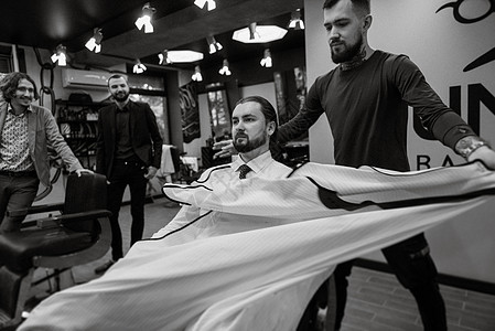 在理发店剪胡子的胡须男大师理发师造型师男人胡须椅子程序背景图片