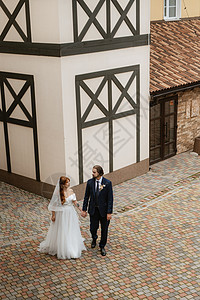 穿白裙子的年轻夫妇新娘和新郎幸福多样性家庭套装城市夫妻图片