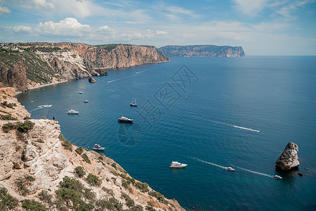 两块岩石在碧绿的海中央伸出水面 风景秀丽的海景 快艇在海上航行 高质量照片海滨地方阳光旅行石头禅意摄影热带假期天蓝色图片