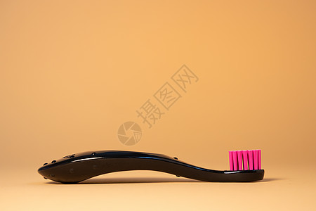 尼昂粉红色塑料婴儿牙刷以自然背景为基础 牙科和保健概念图片