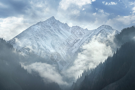 来自哈萨克斯坦阿拉木图地区的雪山 中部亚洲的景色图画风景图片