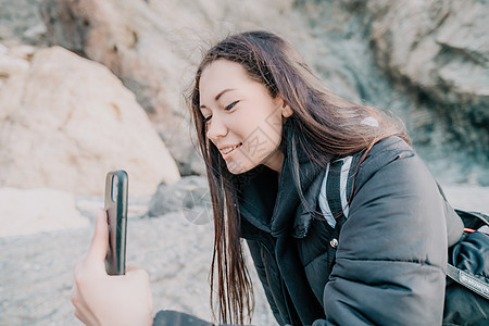 快乐的女登山者的肖像 安息在火山堡垒上活动探索旅行微笑运动顶峰铁索享受娱乐风险图片