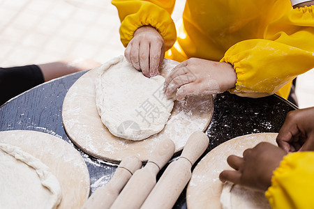 多国儿童公司烹饪面团 幼童烹饪儿童烹饪卡查普里饭围裙面包孩子面粉童年帽子面包师厨房女孩食物图片