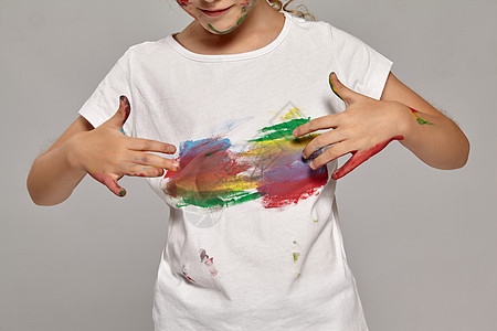 美丽的小女孩 用涂漆的手指 在灰色背景上摆布画家喜悦学校快乐头发乐趣教育发型艺术家幸福图片
