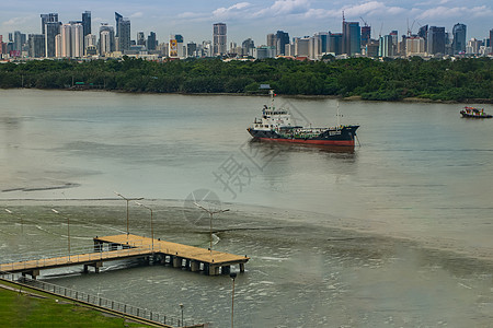 船轮停靠在中河 后边是的绿地区 在Praya河里船舶地标码头货物图片