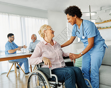 护士医生高级护理照顾者帮助援助轮椅退休家庭护理老年妇女残疾残疾图片