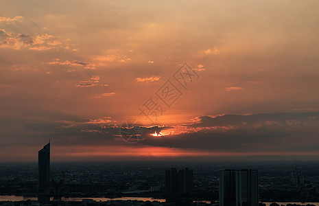 曼谷大都市的橙色天空有云彩 风景如日落或日落般美观摩天大楼橙子建筑学旅游首都建筑物旅行住宅场景景观图片