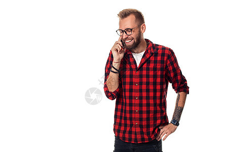 一位在电话上讲话 笑着微笑的无名青年男子的肖像 当时他正往远处看 某个地方成人工具手机男性细胞男人衬衫红色幸福白色图片